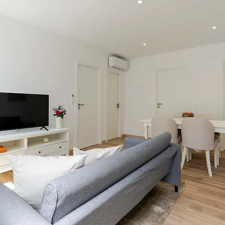 Traditional Townhouse With Jacuzzi By Hostwise Casa vacanze Oporto