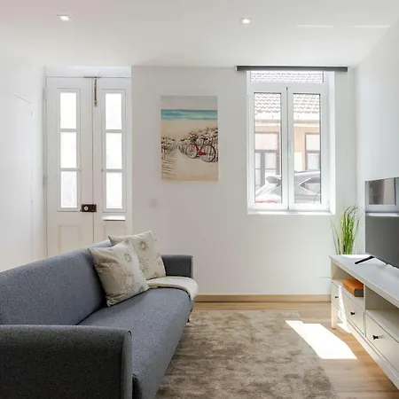 Traditional Townhouse With Jacuzzi By Hostwise