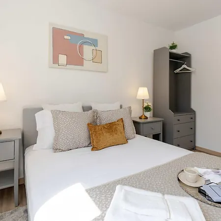 Casa vacanze Traditional Townhouse With Jacuzzi By Hostwise