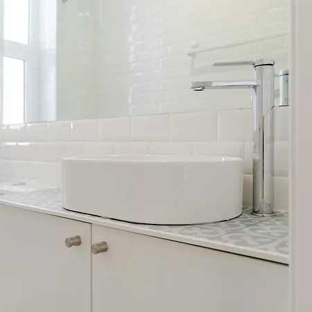 Traditional Townhouse With Jacuzzi By Hostwise Casa vacanze