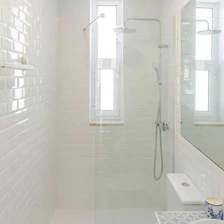 Traditional Townhouse With Jacuzzi By Hostwise Casa vacanze *