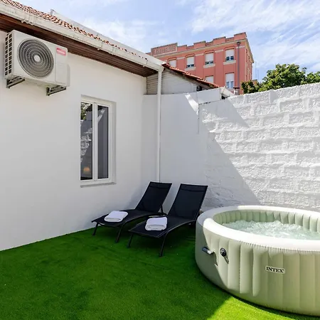 Traditional Townhouse With Jacuzzi By Hostwise Casa vacanze