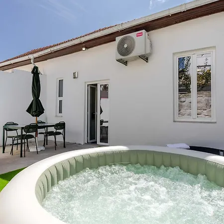 Traditional Townhouse With Jacuzzi By Hostwise