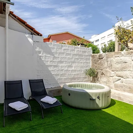 Casa vacanze Traditional Townhouse With Jacuzzi By Hostwise Oporto