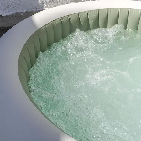 Traditional Townhouse With Jacuzzi By Hostwise Casa vacanze *