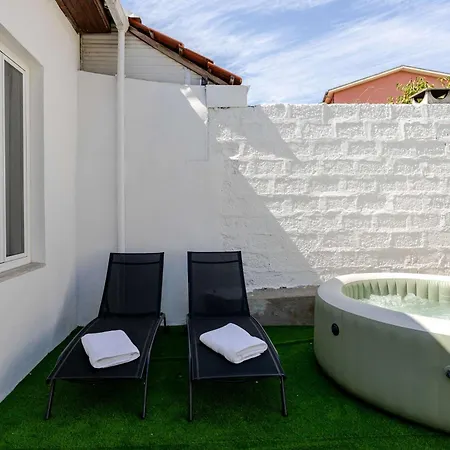 Traditional Townhouse With Jacuzzi By Hostwise