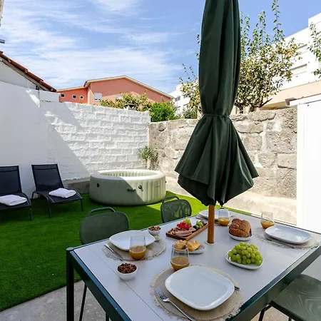 Traditional Townhouse With Jacuzzi By Hostwise Casa vacanze Oporto