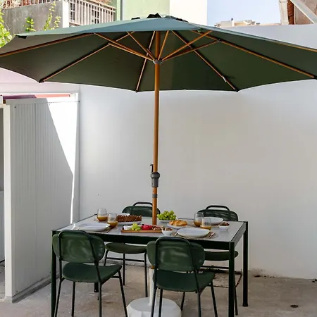 Traditional Townhouse With Jacuzzi By Hostwise Casa vacanze *