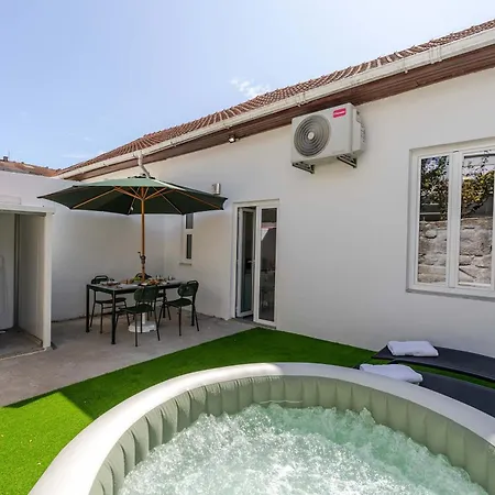 Traditional Townhouse With Jacuzzi By Hostwise *